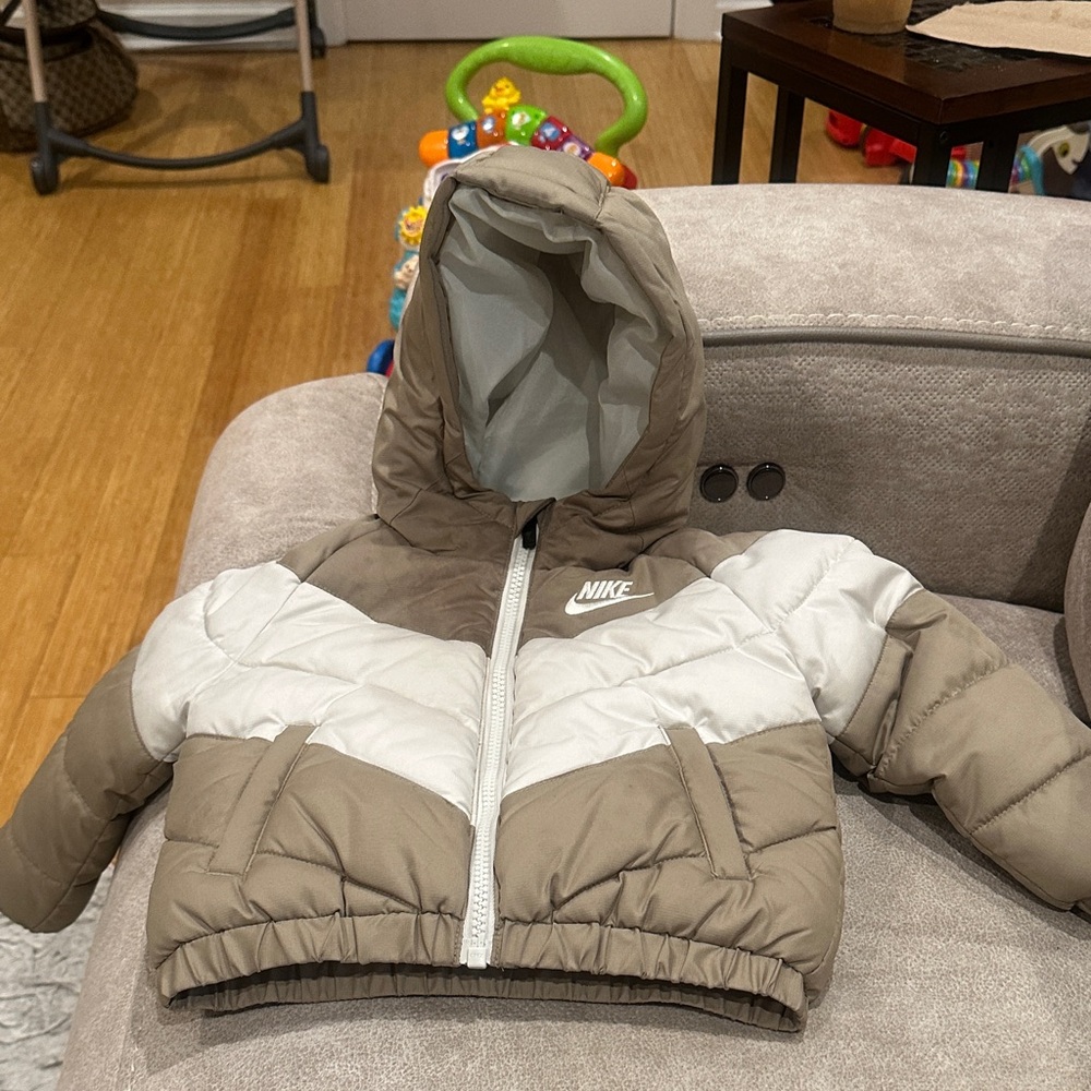 Nike Beige and White Hooded Puffer Jacket